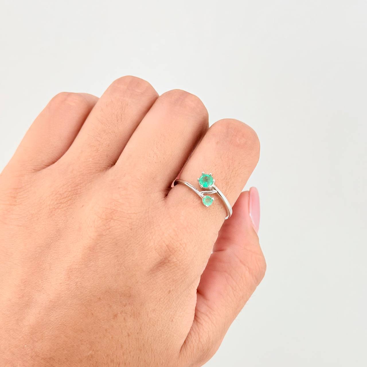 Anillo Abrazo Circular Esmeraldas 35pts 1.1g / T8 Plata 950