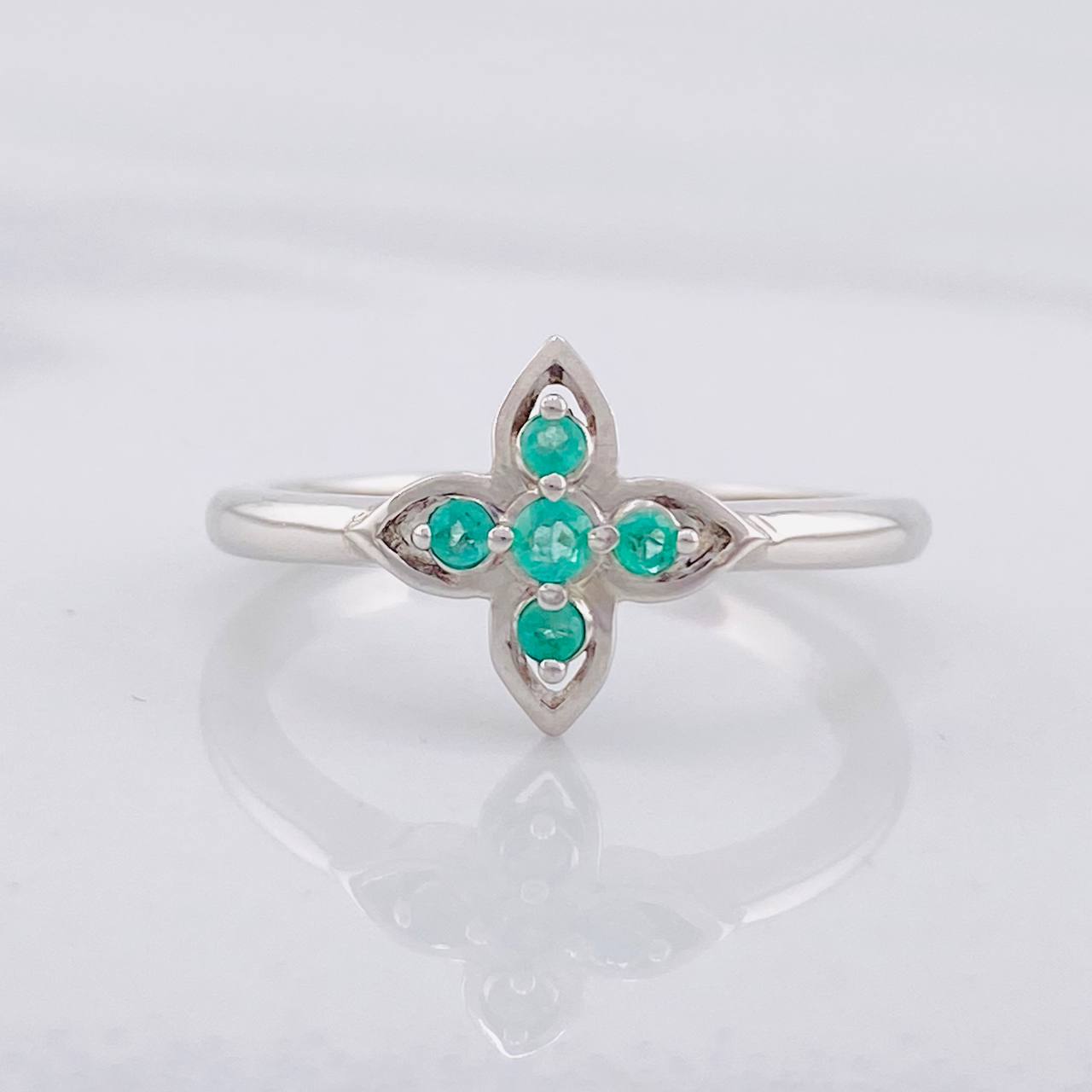 Emerald Flower Ring 12pts 2.65g / T7 1/4 Silver 950