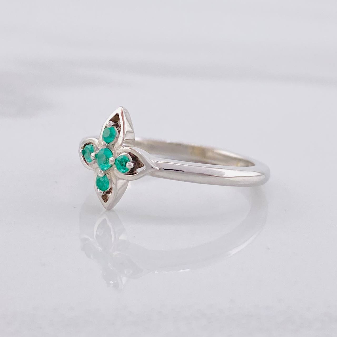 Emerald Flower Ring 12pts 2.65g / T7 1/4 Silver 950