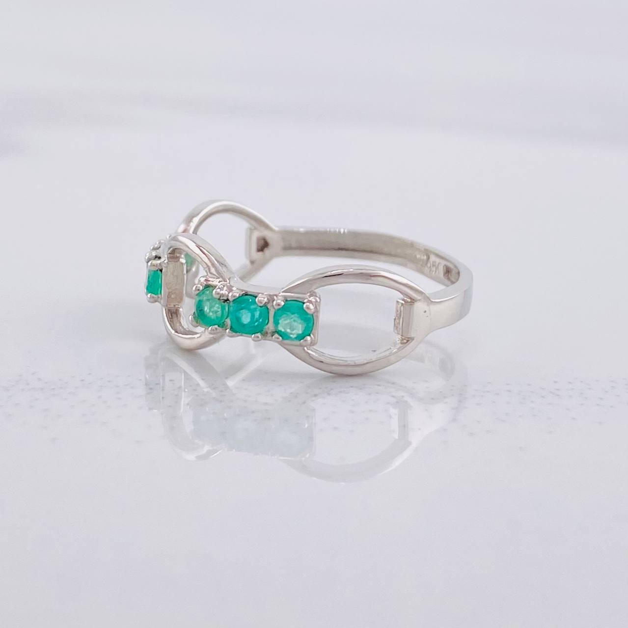 Ring Infinite Bow Emeralds 26pts 1.5g / T6 Silver 950