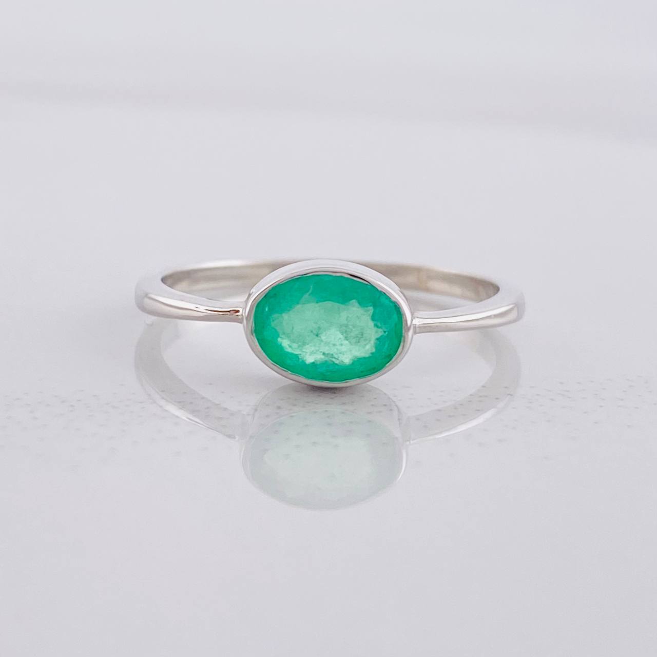 Oval Central Emerald Ring 40pts 1.3g / T6 1/2 Silver 925