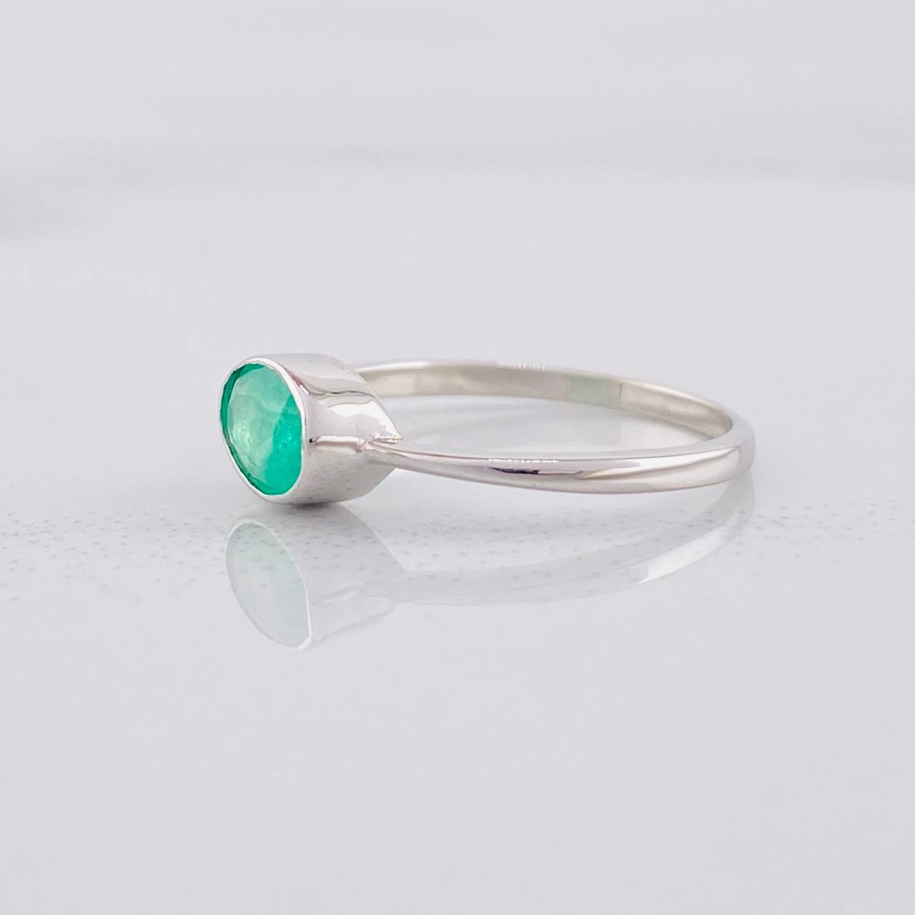 Oval Central Emerald Ring 40pts 1.3g / T6 1/2 Silver 925