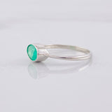 Oval Central Emerald Ring 40pts 1.3g / T6 1/2 Silver 925
