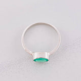 Oval Central Emerald Ring 40pts 1.3g / T6 1/2 Silver 925
