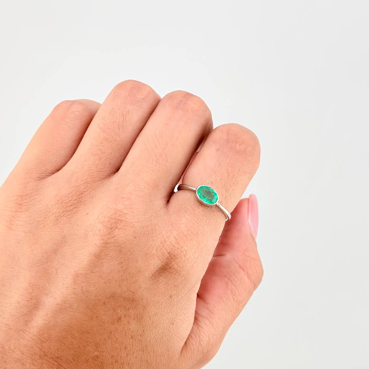 Oval Central Emerald Ring 40pts 1.3g / T6 1/2 Silver 925