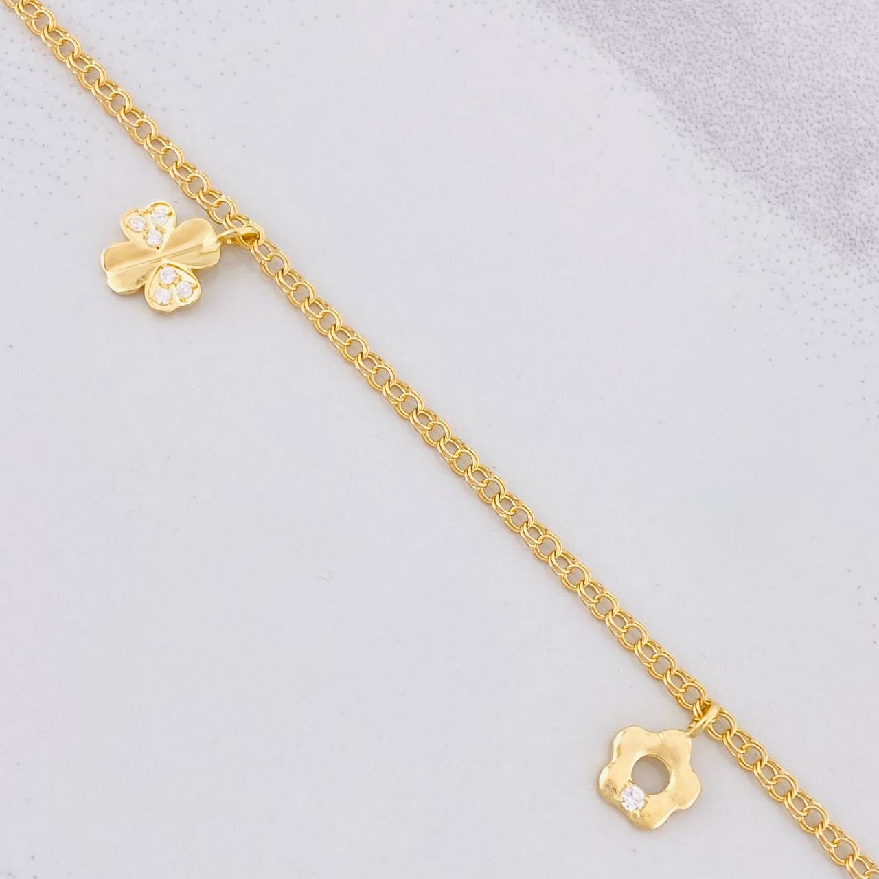 Pulso Aro Seguido Doble Dijes Colgantes 3.6g / 7 3/4 in / 2.2mm Oro Amarillo 18K