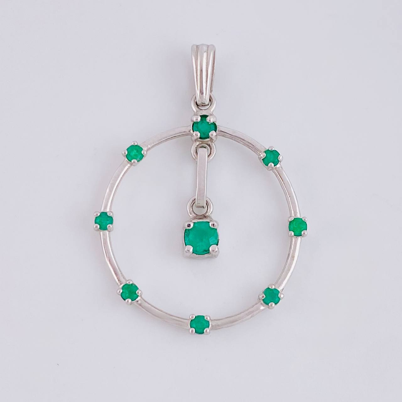 Dije Aro Colgante 2.95gr / 3.5cm / Esmeraldas 55pts Oro Blanco 18K (Joya) *