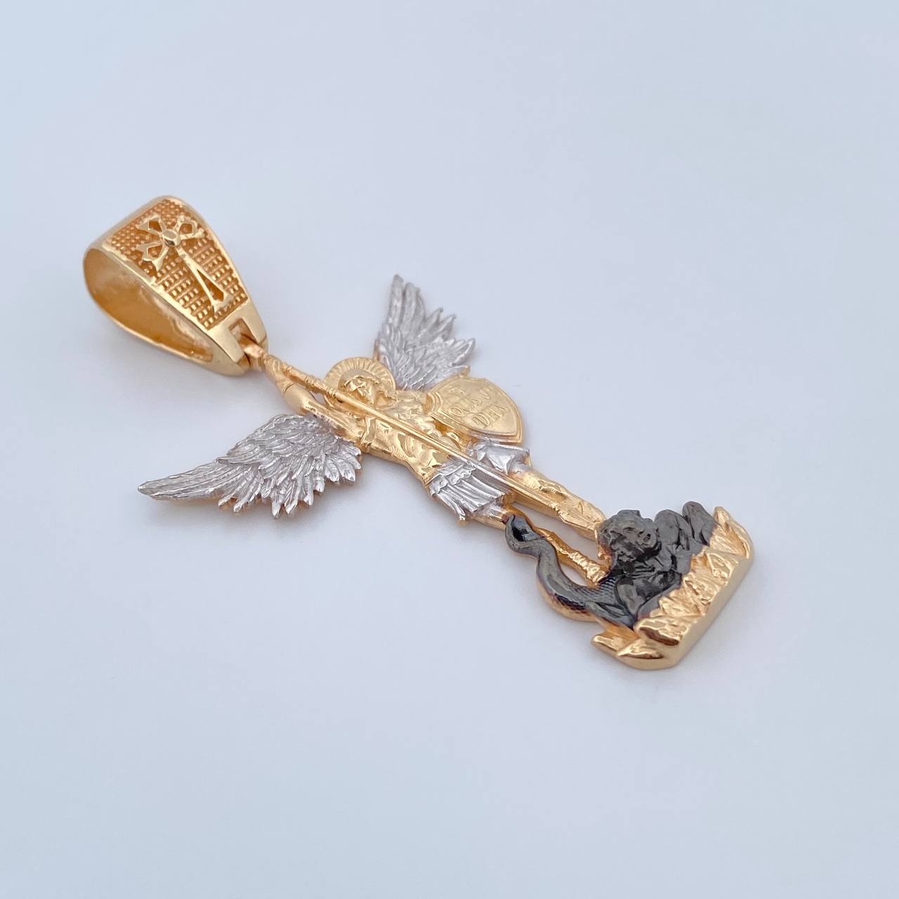 Pendant San Miguel Arcangel 9.85gr / 5.3cm / Tres Oros 18K $