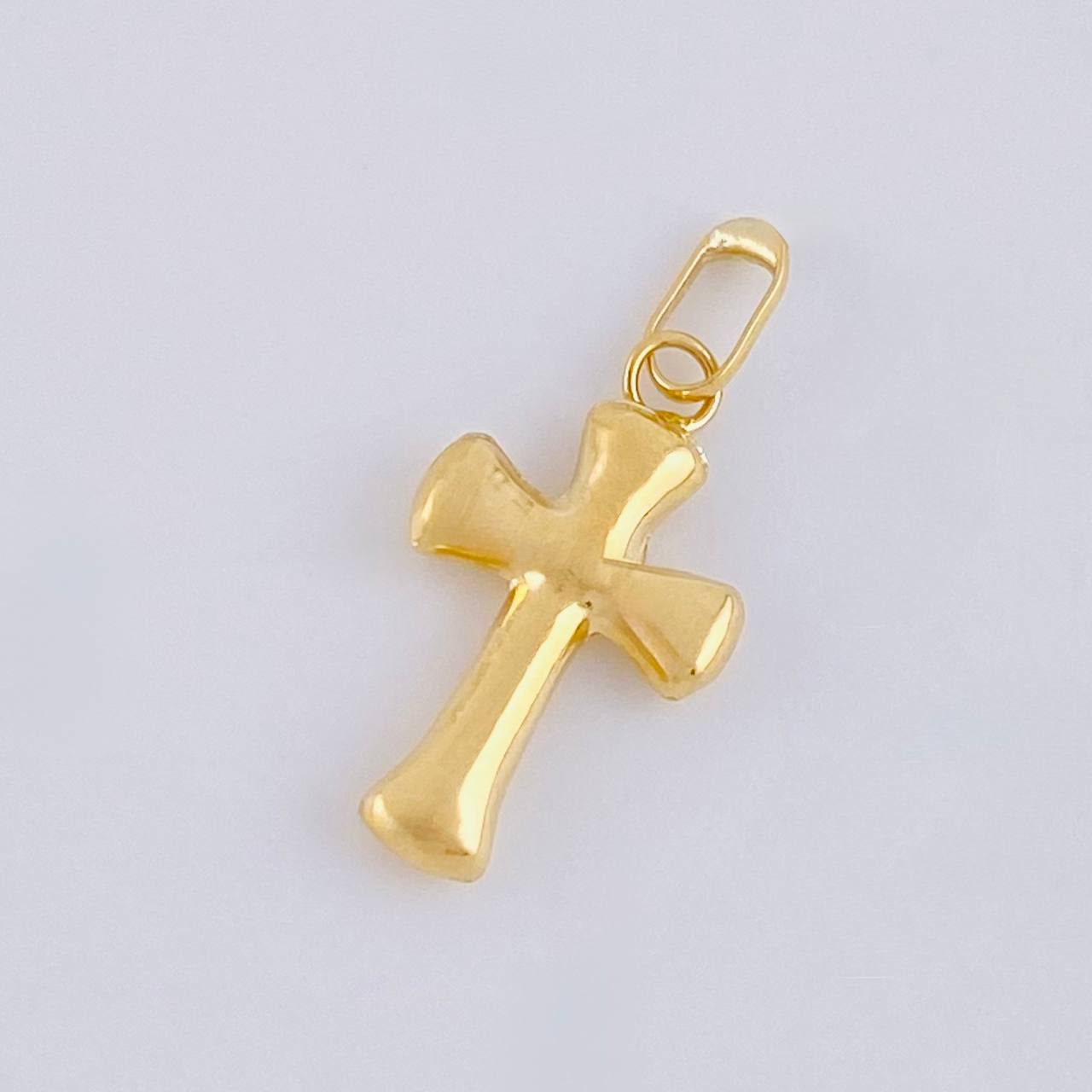 Dije Cruz Puntas Curvas 0.4g / 3/4 in Oro Amarillo 18K