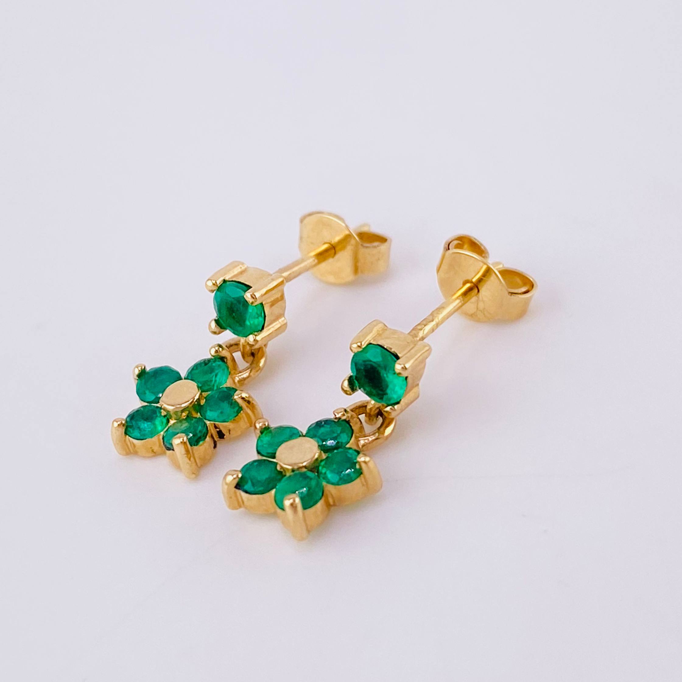 Topos Flor Colgante Esmeraldas 60pts 2.55gr / 1/2 in / Oro Amarillo 18K *
