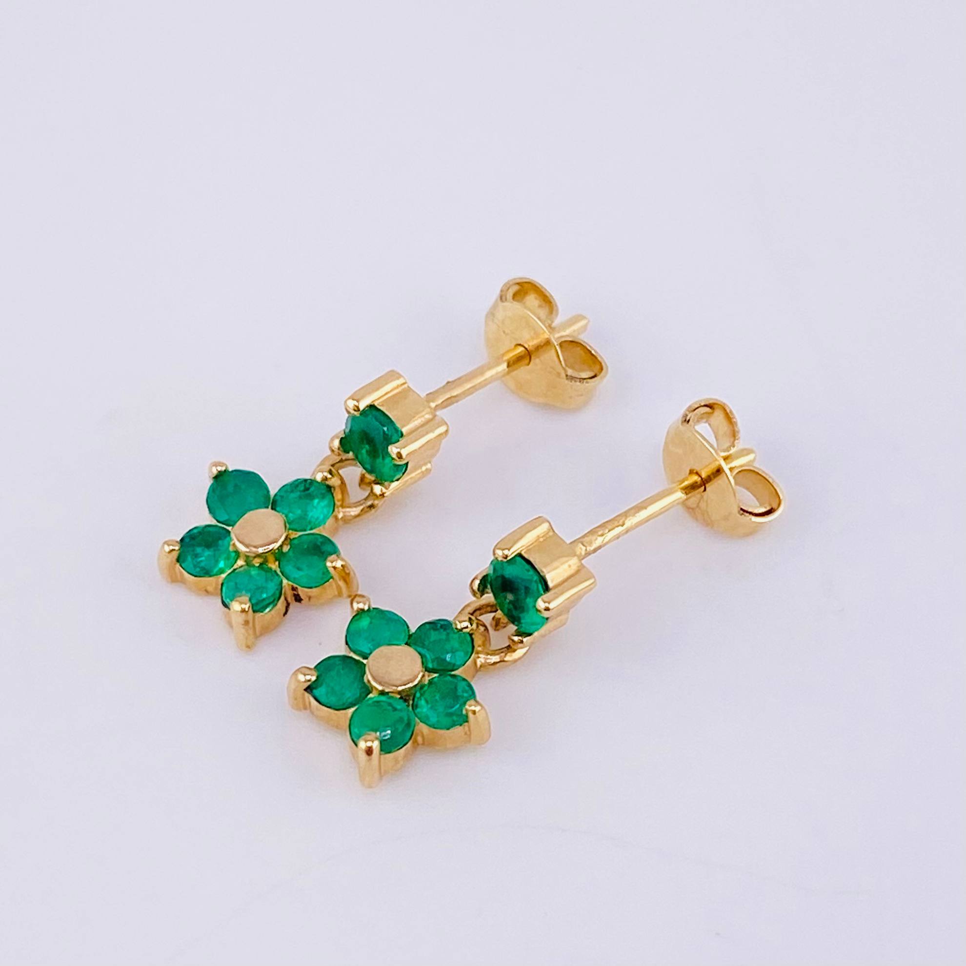 Topos Flor Colgante Esmeraldas 60pts 2.55gr / 1/2 in / Oro Amarillo 18K *