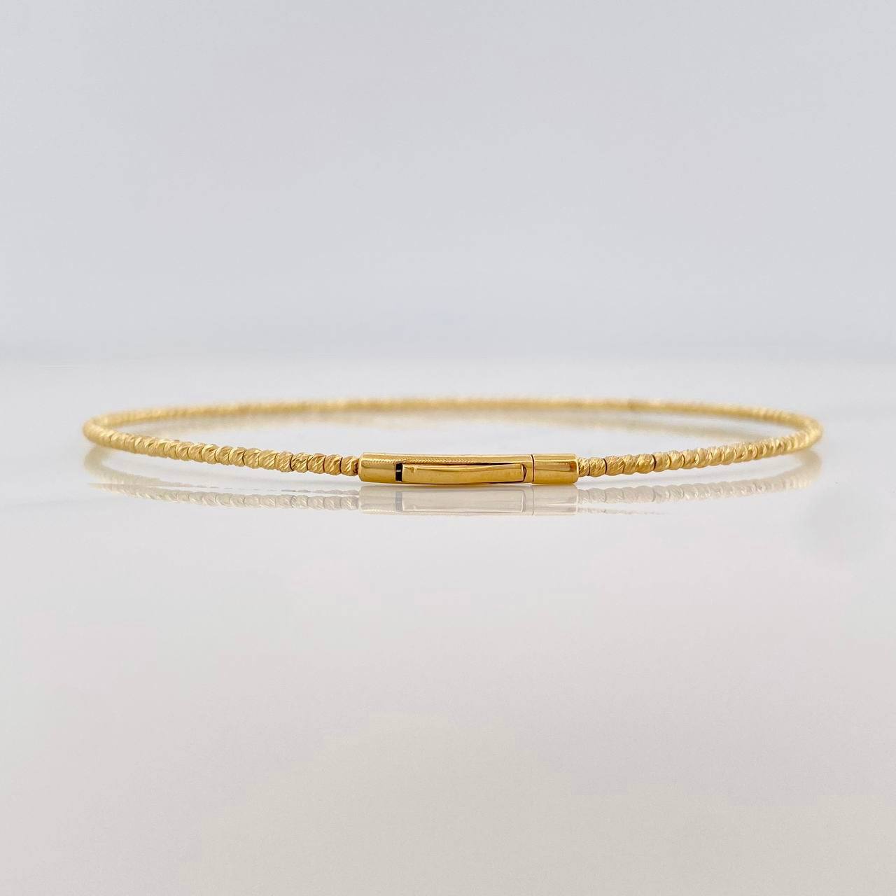 Diamond Cut Bracelet Hoop 2g / 6 3/4 in / 2mm Yellow Gold 18K