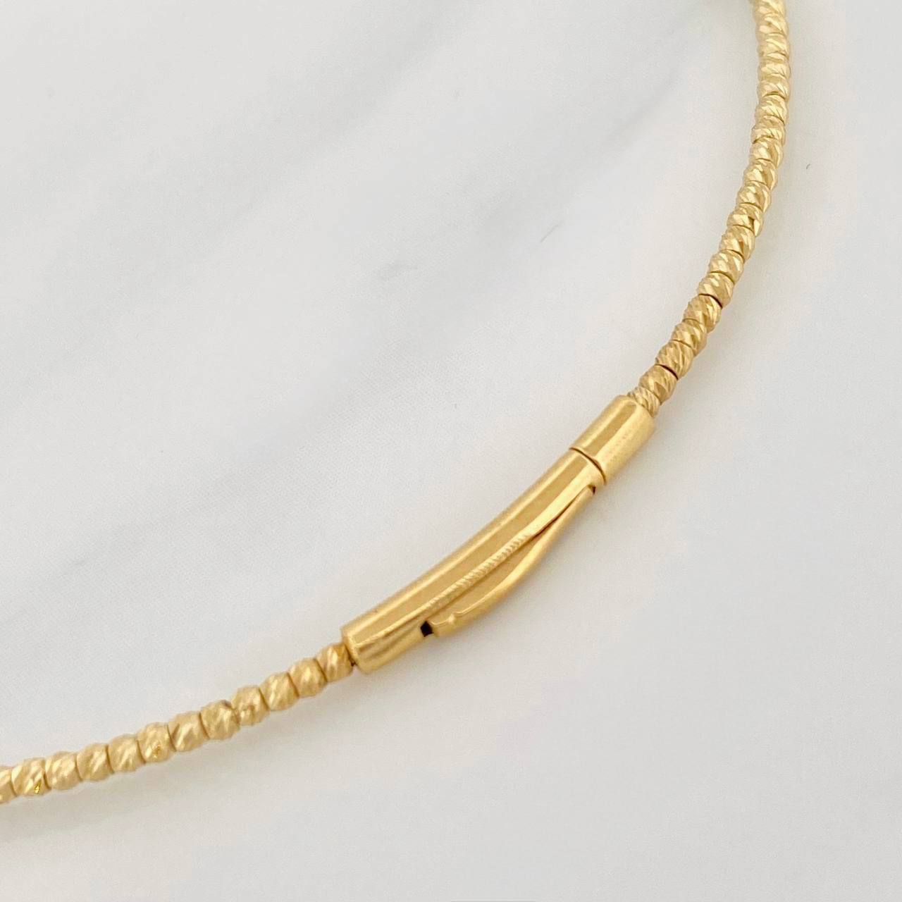 Diamond Cut Bracelet Hoop 2g / 6 3/4 in / 2mm Yellow Gold 18K