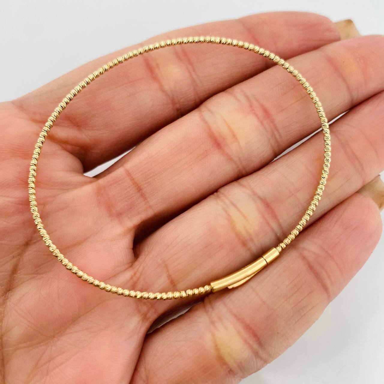 Diamond Cut Bracelet Hoop 2g / 6 3/4 in / 2mm Yellow Gold 18K