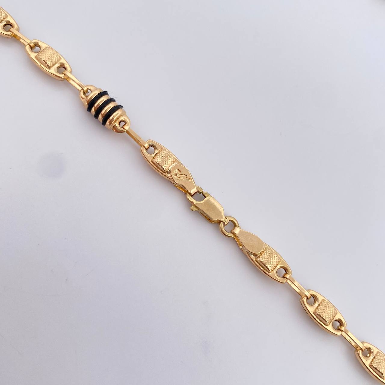 Cadena Rustica Barril 13.35gr / 60.9cm / 4.7mm Cauchos Negros Oro Amarillo 18K $