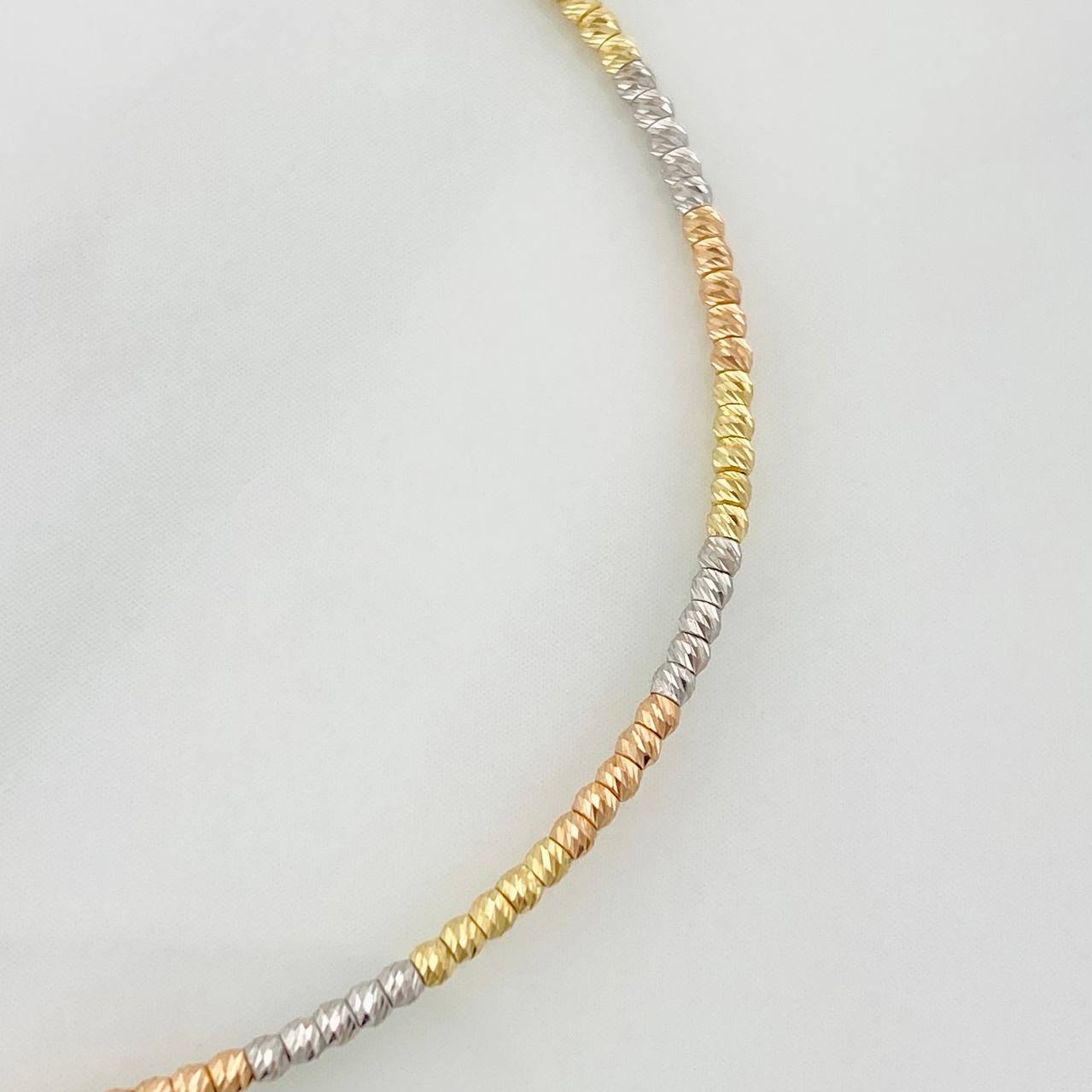 Diamond Cut Bracelet Hoop 2.05g / 7 in / 2mm Three Golds 18K