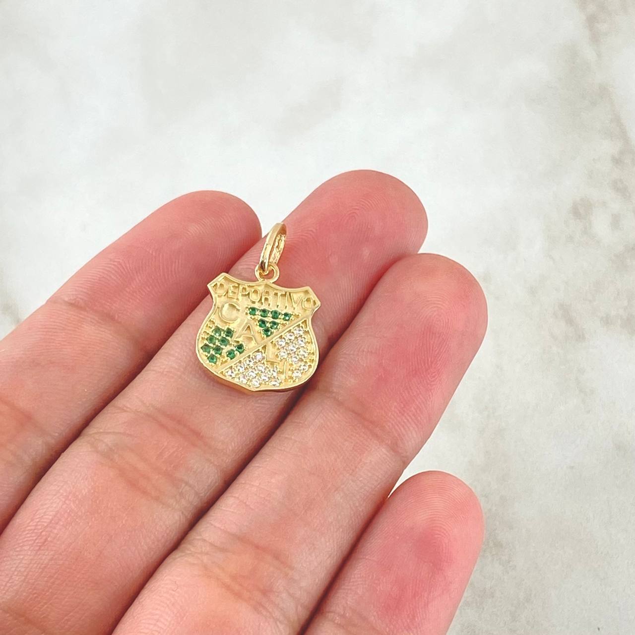 Dije Escudo Deportivo Cali 1.95gr / 2.2cm / Circones Blancos Verdes Oro Amarillo 18K ©