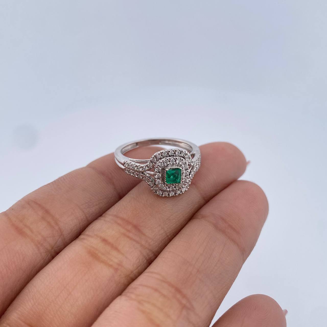 Anillo Solitario Halo 3.75gr / T6 1/4 / Esmeraldas 15 Pts Diamantes 34 Pts Oro Blanco 18K (Joya) &
