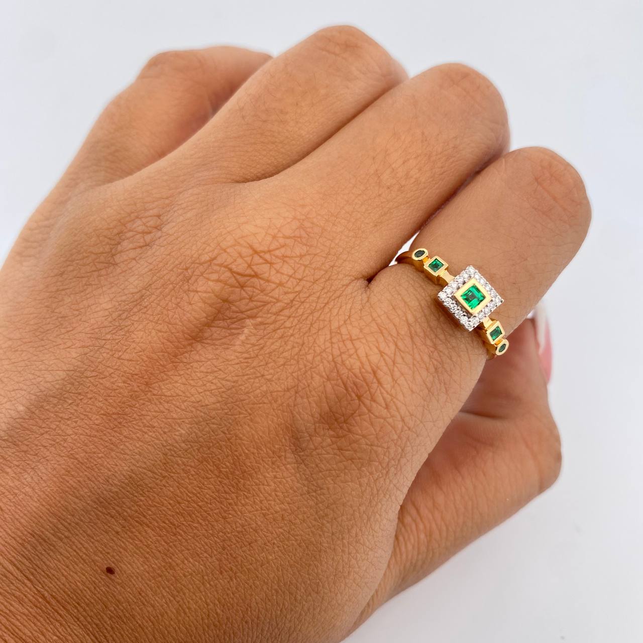 Ring Squares 2.75gr / Size 7 / Emeralds 20 Pts Diamonds 10 Pts Two Yellows White Gold 18K (Jewel) &
