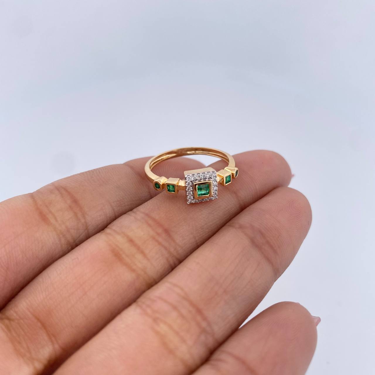 Ring Squares 2.75gr / Size 7 / Emeralds 20 Pts Diamonds 10 Pts Two Yellows White Gold 18K (Jewel) &
