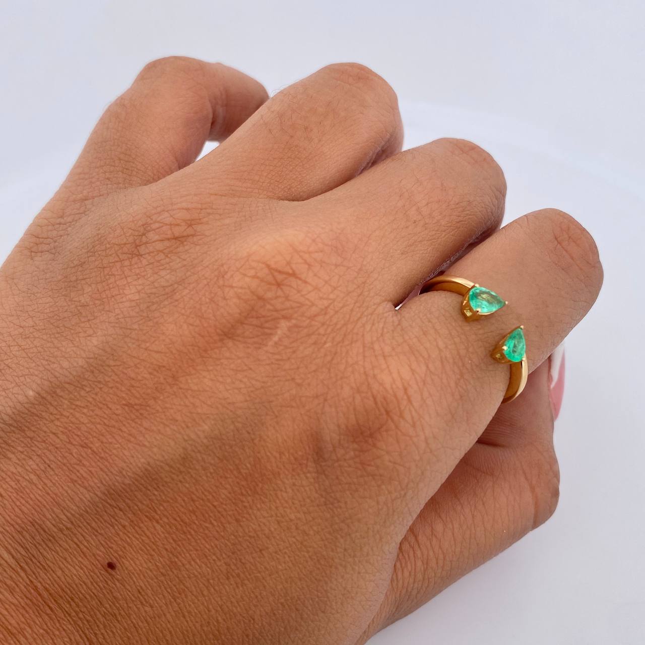 Hug Ring 2.45gr / Size 7 / Emeralds 35 Pts 18K Yellow Gold (Jewel) &