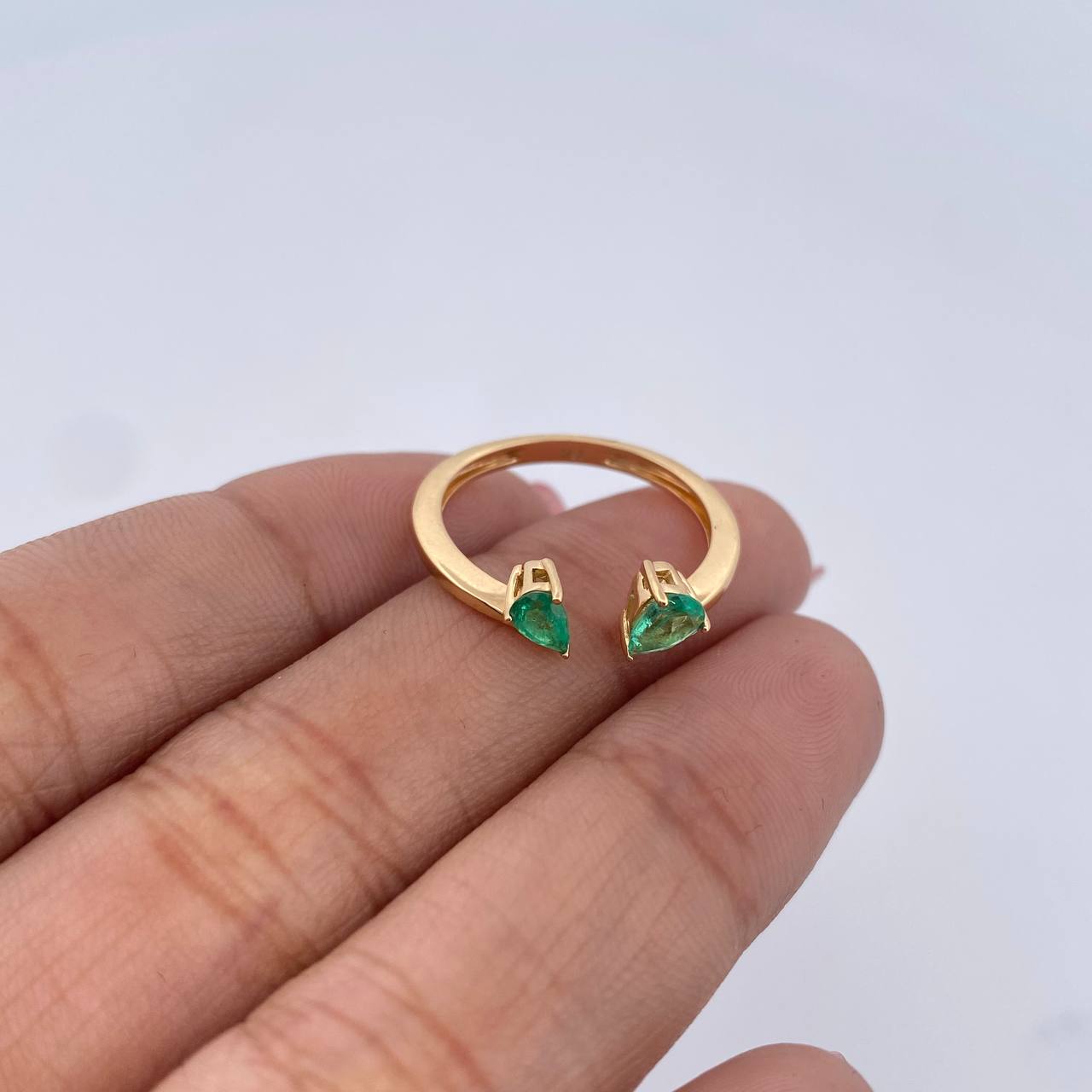 Hug Ring 2.45gr / Size 7 / Emeralds 35 Pts 18K Yellow Gold (Jewel) &