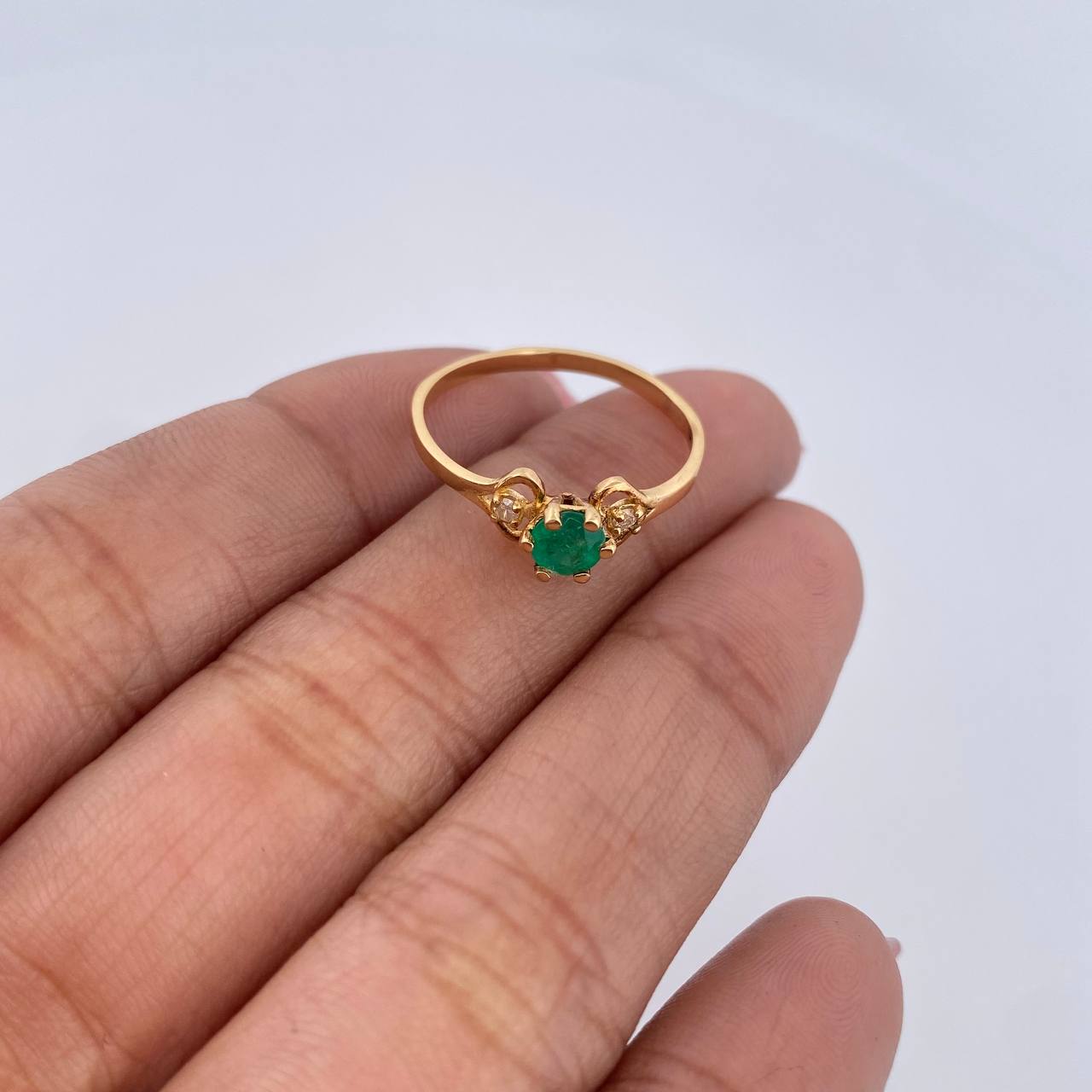 Solitaire Ring Round 1.55gr / Size 7 1/4 / Emerald 24 Pts Faceted Pts 18K Yellow Gold (Jewelry) &