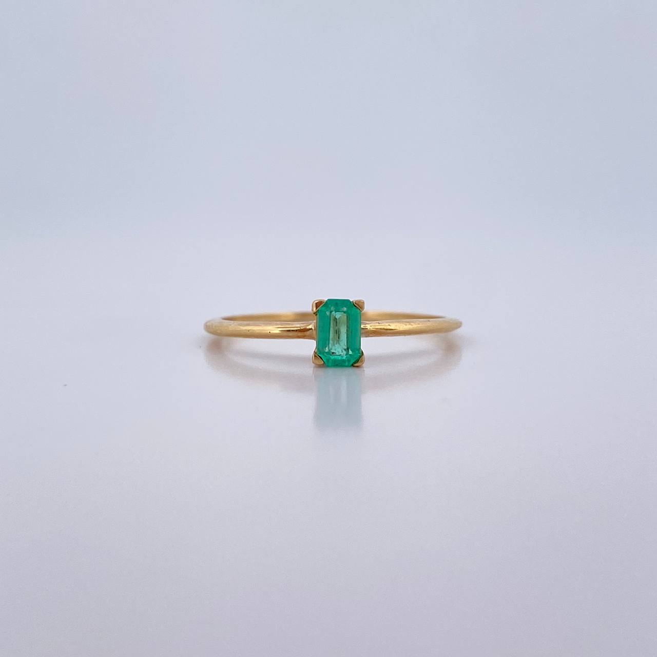 Anillo Solitatio Rectangular 1.05gr / T5 1/2 / Esmeralda 11 Pts Oro Amarillo 18K (Joya) &