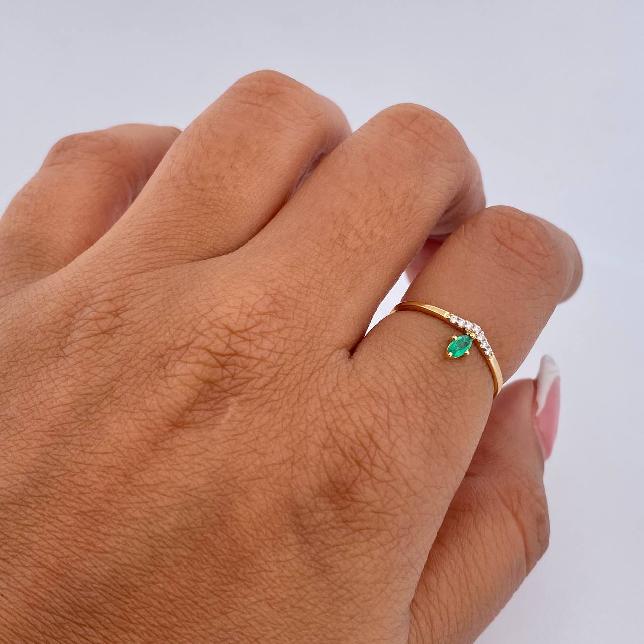 Tiara Ring 0.95gr / Size 5 3/4 / Emeralds 10 Pts Diamonds 04 Pts Two 18K Yellow and White Gold (Jewel) &