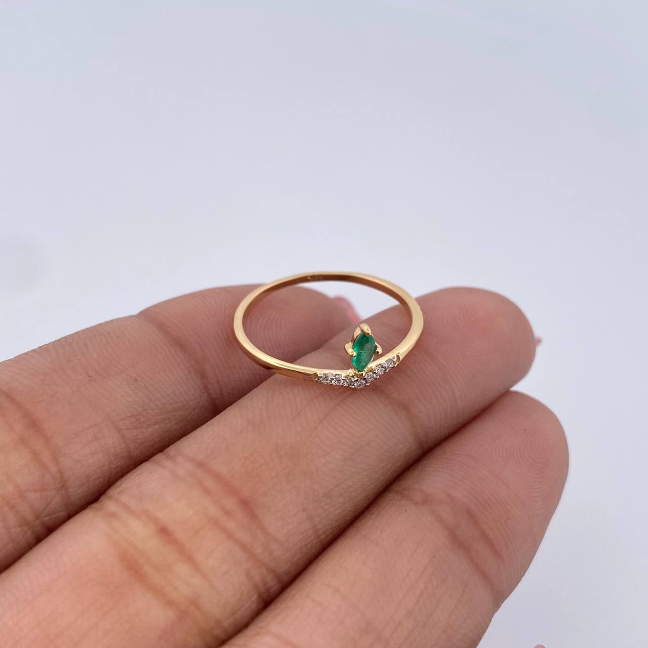 Tiara Ring 0.95gr / Size 5 3/4 / Emeralds 10 Pts Diamonds 04 Pts Two 18K Yellow and White Gold (Jewel) &