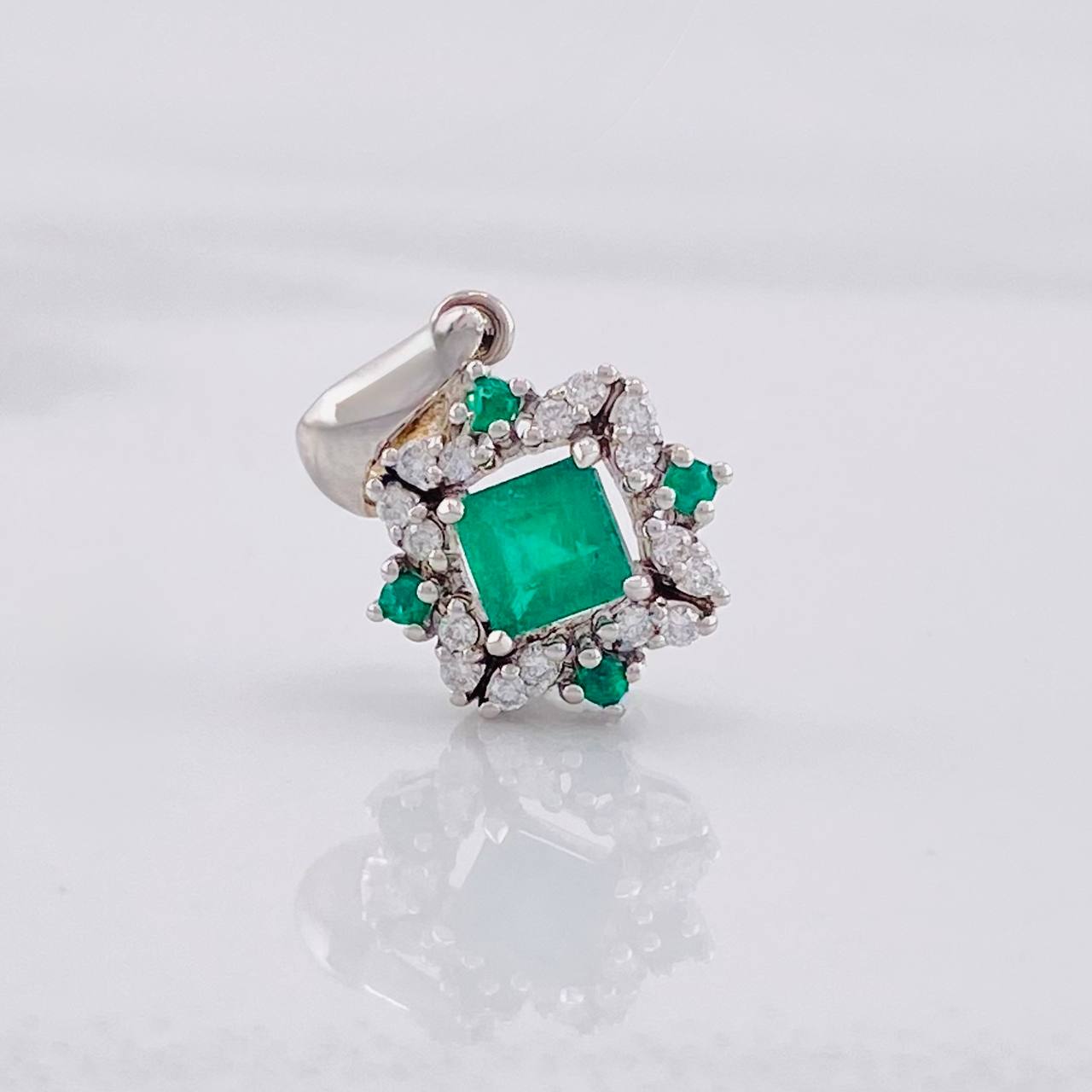 Dije Cuadro Bordeado Esmeraldas 36pts Diamantes 10pts 1.3g / 3/4 in Oro Amarillo 18K