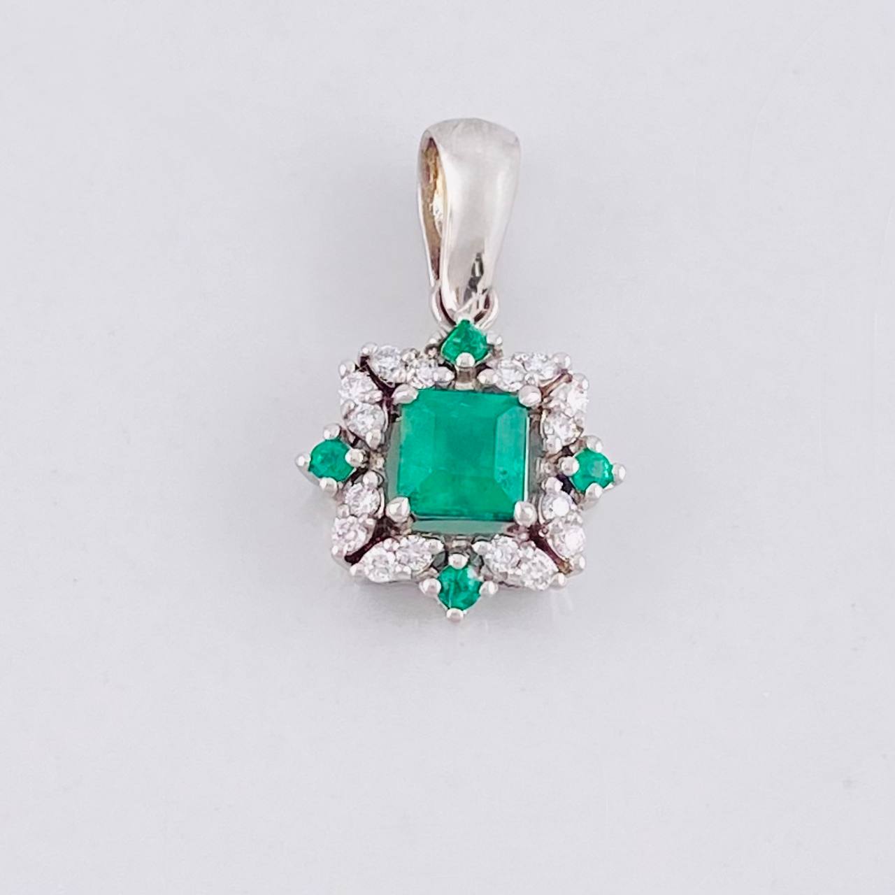 Dije Cuadro Bordeado Esmeraldas 36pts Diamantes 10pts 1.3g / 3/4 in Oro Amarillo 18K