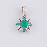 Dije Cuadro Bordeado Esmeraldas 36pts Diamantes 10pts 1.3g / 3/4 in Oro Amarillo 18K