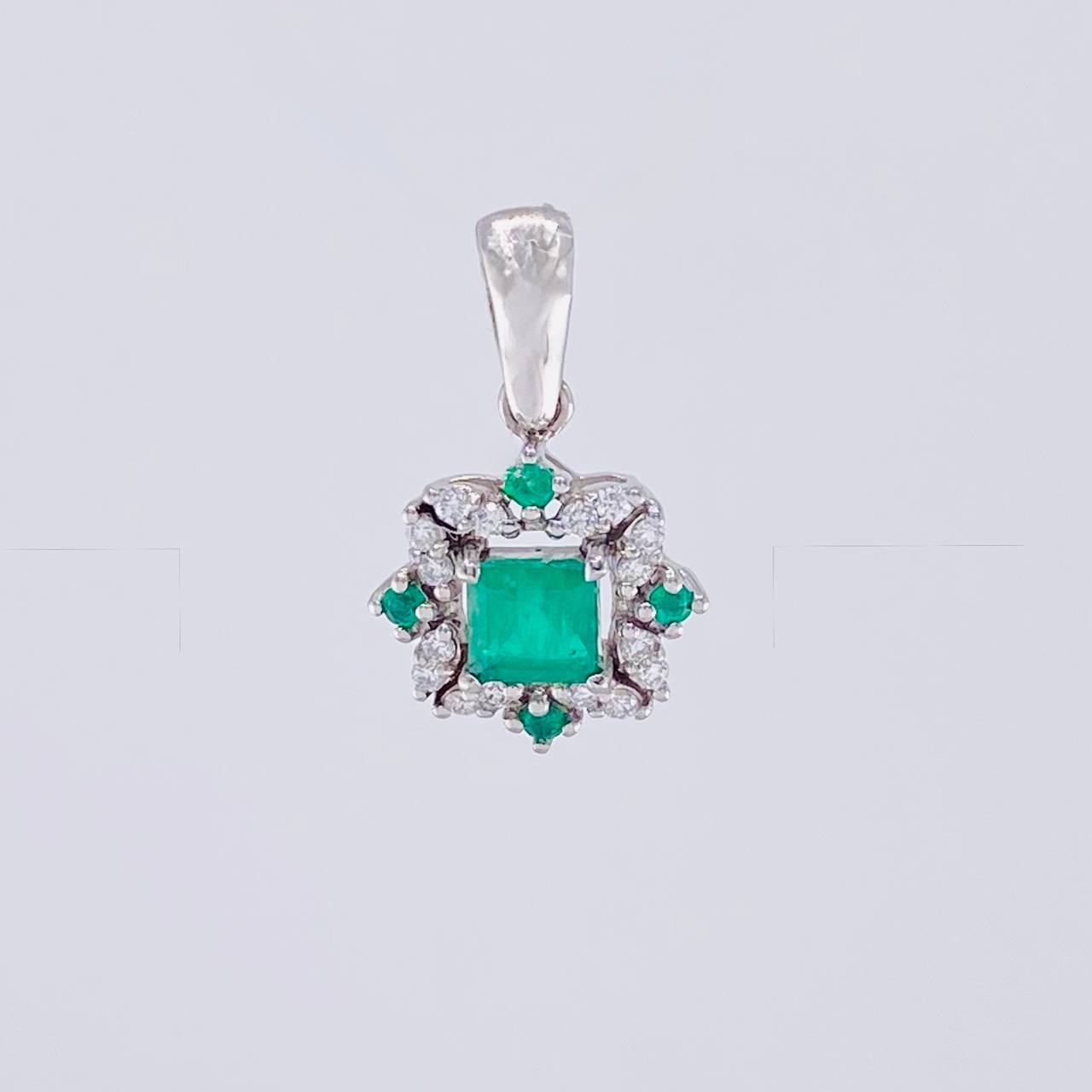 Dije Cuadro Bordeado Esmeraldas 36pts Diamantes 10pts 1.3g / 3/4 in Oro Amarillo 18K