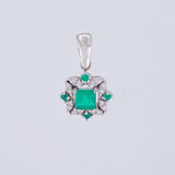 Dije Cuadro Bordeado Esmeraldas 36pts Diamantes 10pts 1.3g / 3/4 in Oro Amarillo 18K