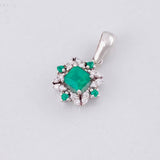 Dije Cuadro Bordeado Esmeraldas 36pts Diamantes 10pts 1.3g / 3/4 in Oro Amarillo 18K