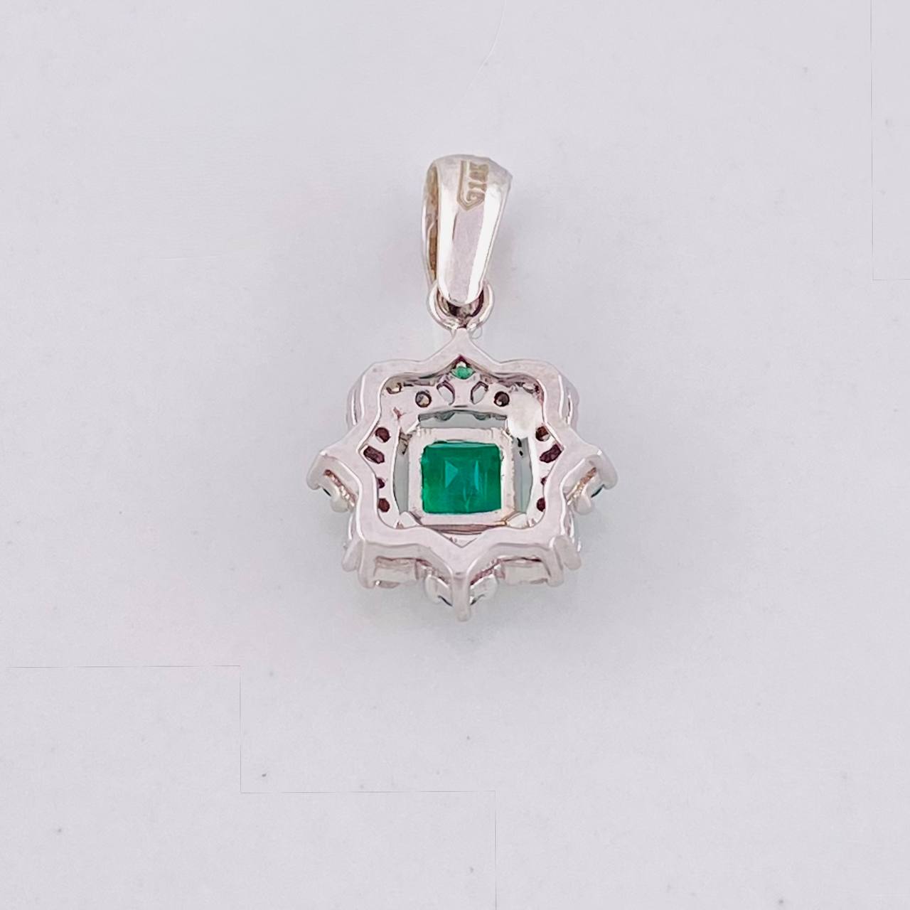 Dije Cuadro Bordeado Esmeraldas 36pts Diamantes 10pts 1.3g / 3/4 in Oro Amarillo 18K
