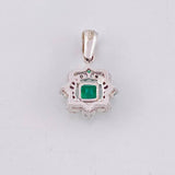 Dije Cuadro Bordeado Esmeraldas 36pts Diamantes 10pts 1.3g / 3/4 in Oro Amarillo 18K