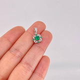 Dije Cuadro Bordeado Esmeraldas 36pts Diamantes 10pts 1.3g / 3/4 in Oro Amarillo 18K