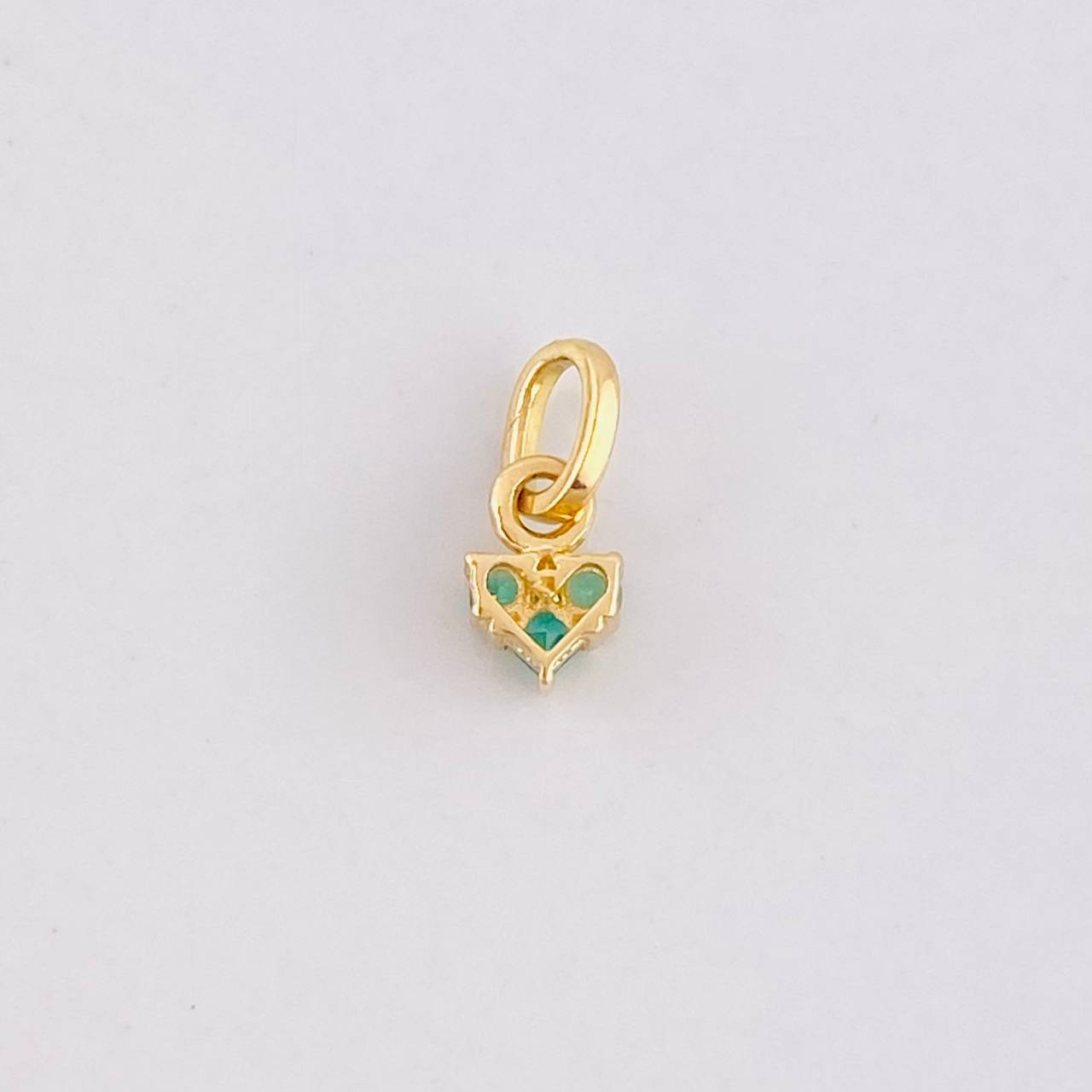 Dije Corazón Esmeralda 7pts 0.25g / 1/4 in Oro Amarillo 18K