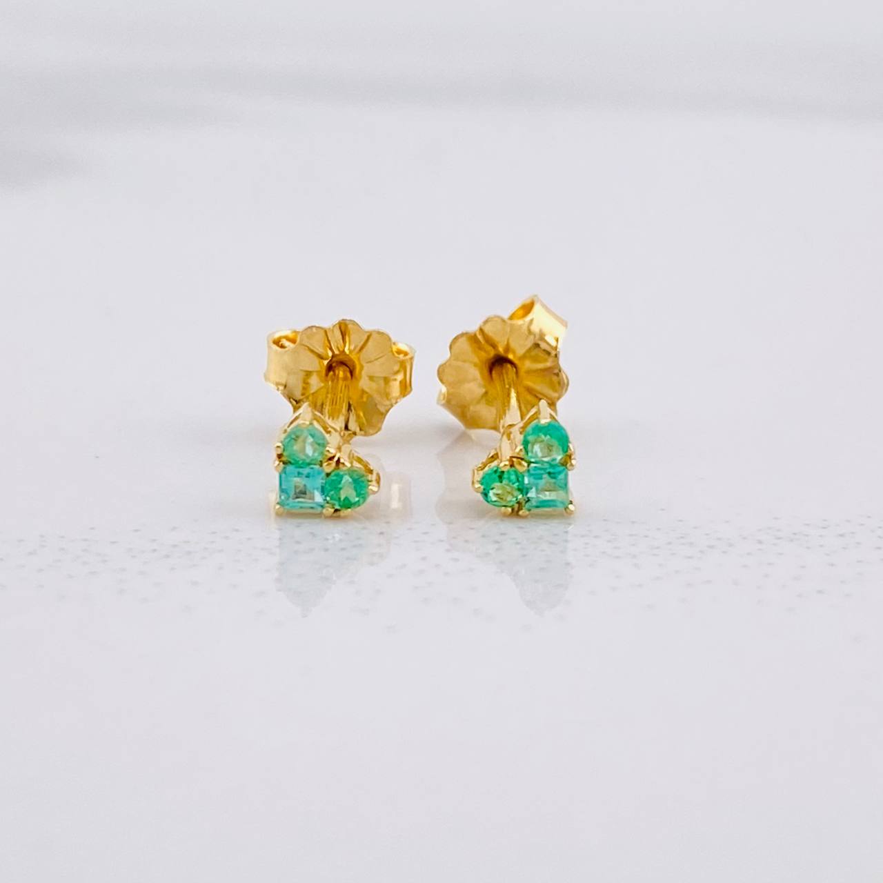 Stud Earrings Heart Emerald 14pts 0.75g / in / 3.4mm Yellow Gold 18K
