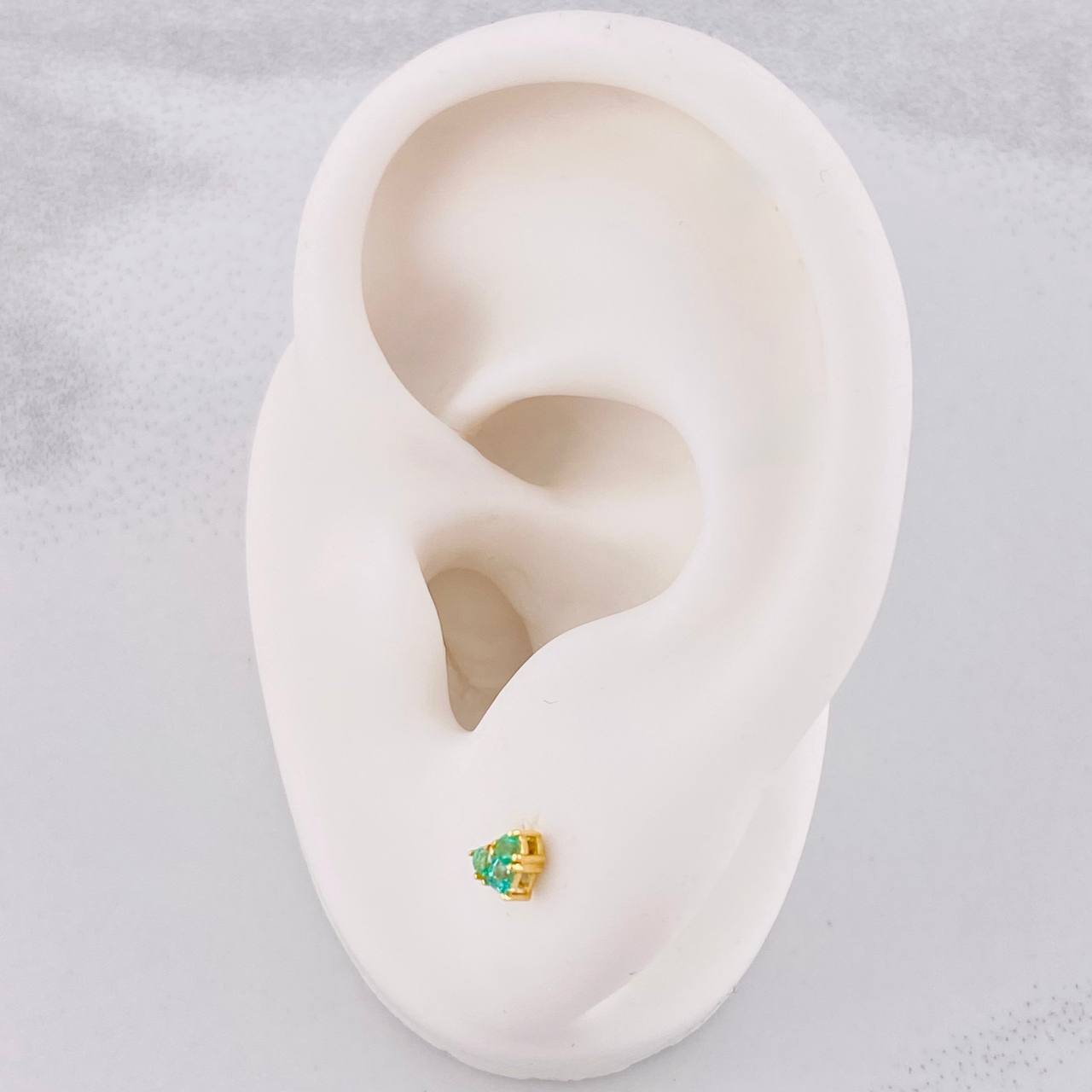 Stud Earrings Heart Emerald 14pts 0.75g / in / 3.4mm Yellow Gold 18K