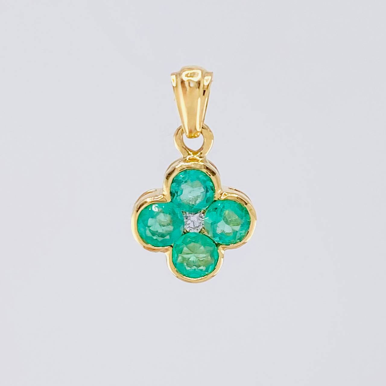 Dije Flor Esmeraldas 56pts Diamante 3pts 1.25g / 1/2 in Oro Amarillo 18K