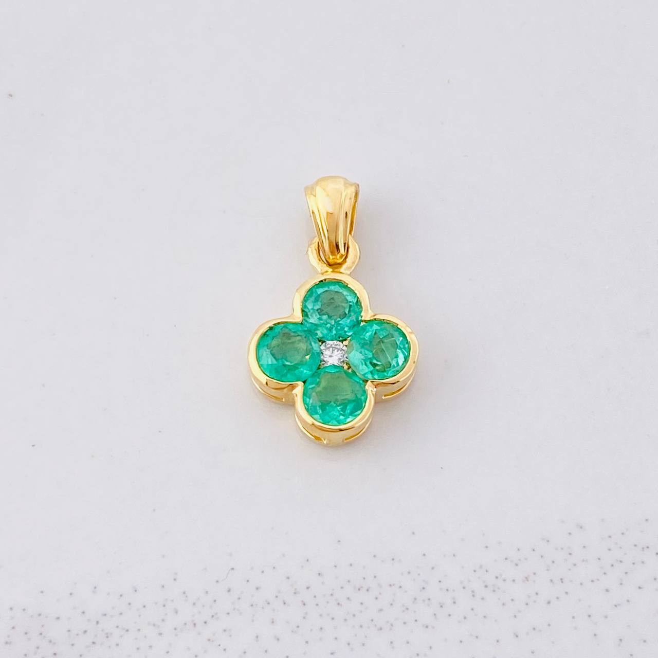 Dije Flor Esmeraldas 56pts Diamante 3pts 1.25g / 1/2 in Oro Amarillo 18K