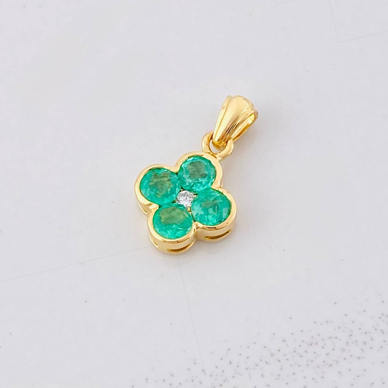 Dije Flor Esmeraldas 56pts Diamante 3pts 1.25g / 1/2 in Oro Amarillo 18K