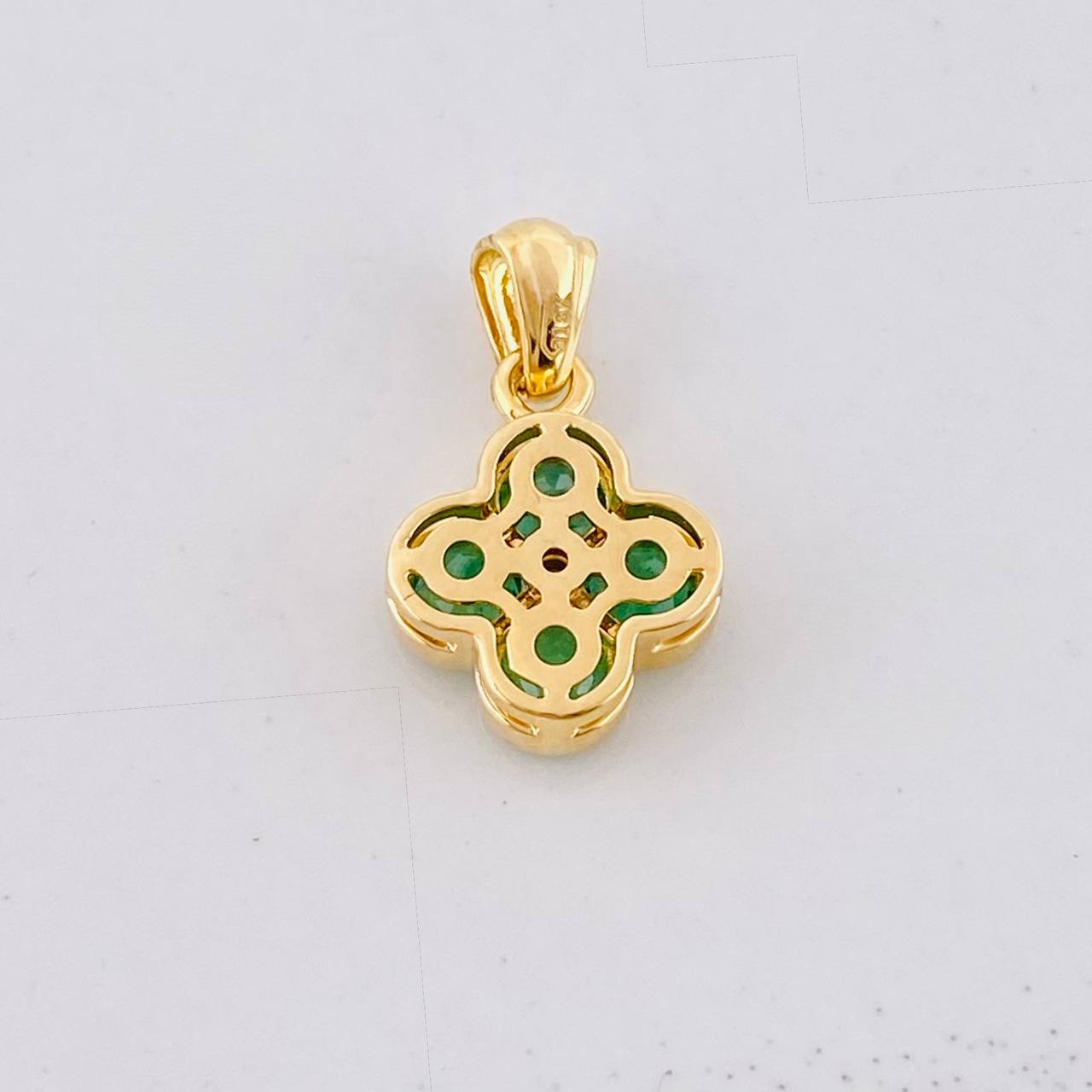 Dije Flor Esmeraldas 56pts Diamante 3pts 1.25g / 1/2 in Oro Amarillo 18K