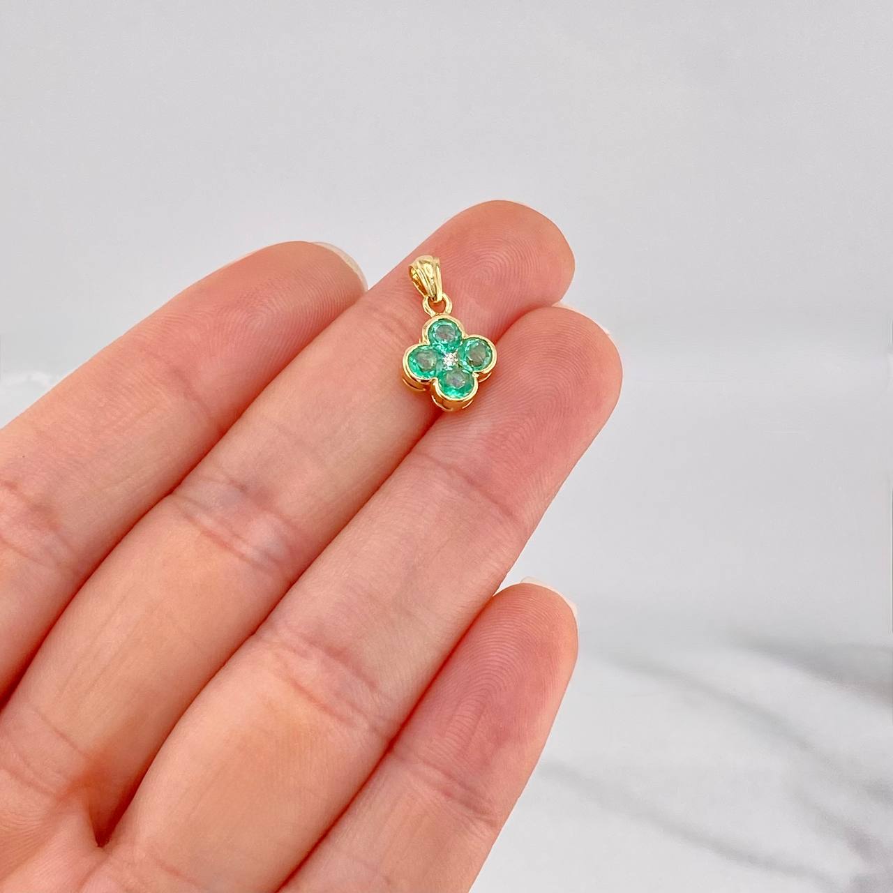 Dije Flor Esmeraldas 56pts Diamante 3pts 1.25g / 1/2 in Oro Amarillo 18K