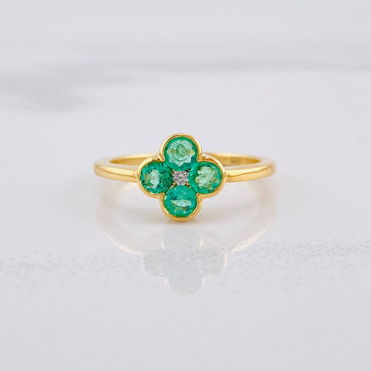 Anillo Flor Esmeraldas 56pts Diamante 24pts 2.5g / T6 Oro Amarillo 18K
