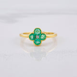 Anillo Flor Esmeraldas 56pts Diamante 24pts 2.5g / T6 Oro Amarillo 18K