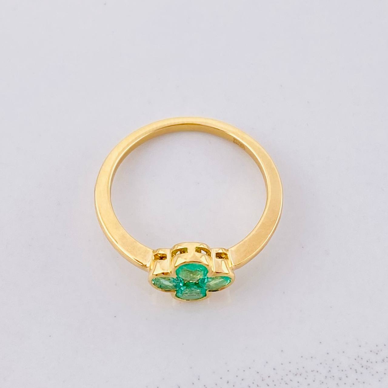 Anillo Flor Esmeraldas 56pts Diamante 24pts 2.5g / T6 Oro Amarillo 18K